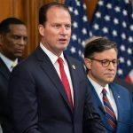 Bitcoin Falls Below $77,000 as Selling Pressure Builds Across Crypto Markets